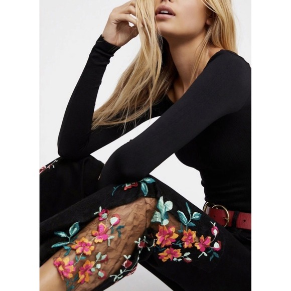 New We The Free FP Black Floral Embroidered Lace Flare Jeans Size 25 High Rise - Picture 2 of 9
